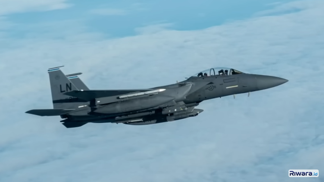 Jet tempur F-15 Strike Eagle milik Amerika Serikat dalam operasi militer. Iran mengklaim telah menembak jatuh pesawat tersebut, sementara satu pilot dilaporkan masih hilang.